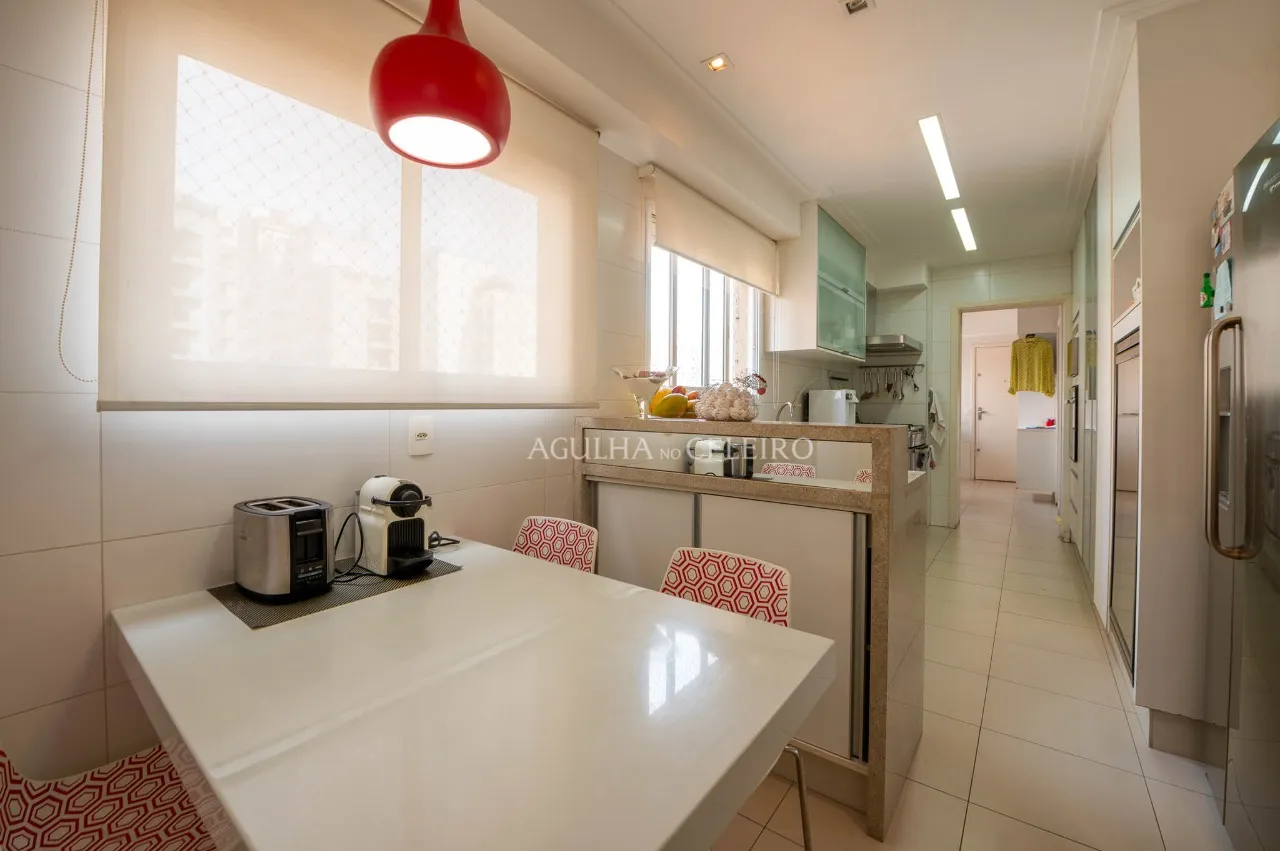 Apartamento amplo com uma varanda maravilhosa à venda em Moema. – 17271