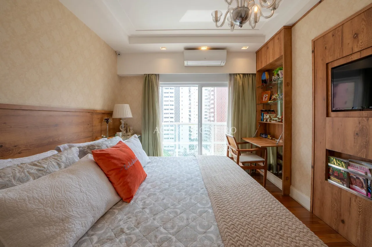Apartamento amplo com uma varanda maravilhosa à venda em Moema. – 17271