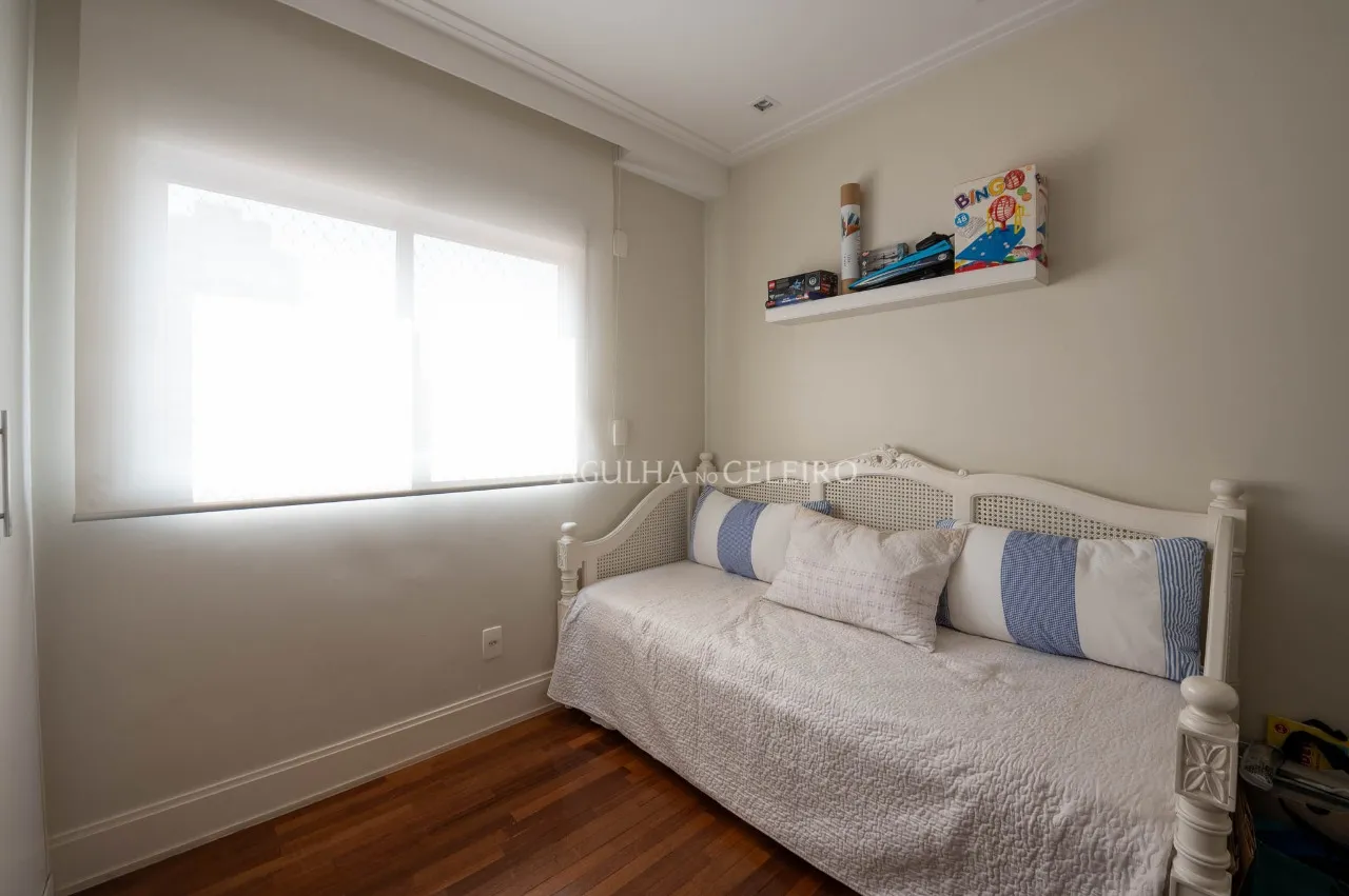 Apartamento amplo com uma varanda maravilhosa à venda em Moema. – 17271