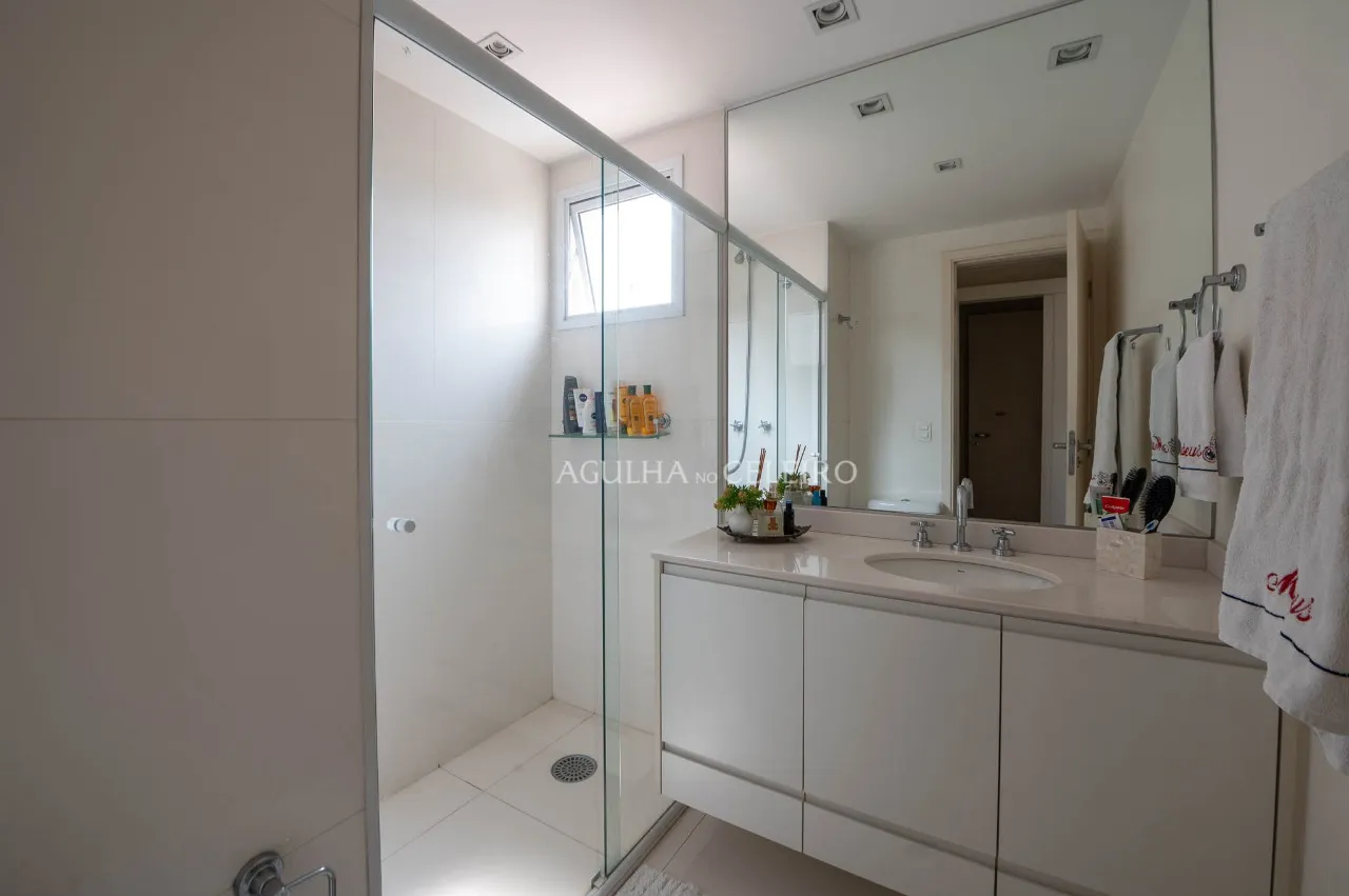 Apartamento amplo com uma varanda maravilhosa à venda em Moema. – 17271