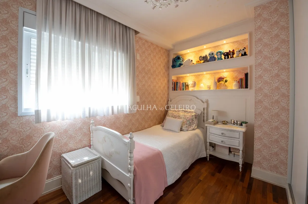 Apartamento amplo com uma varanda maravilhosa à venda em Moema. – 17271