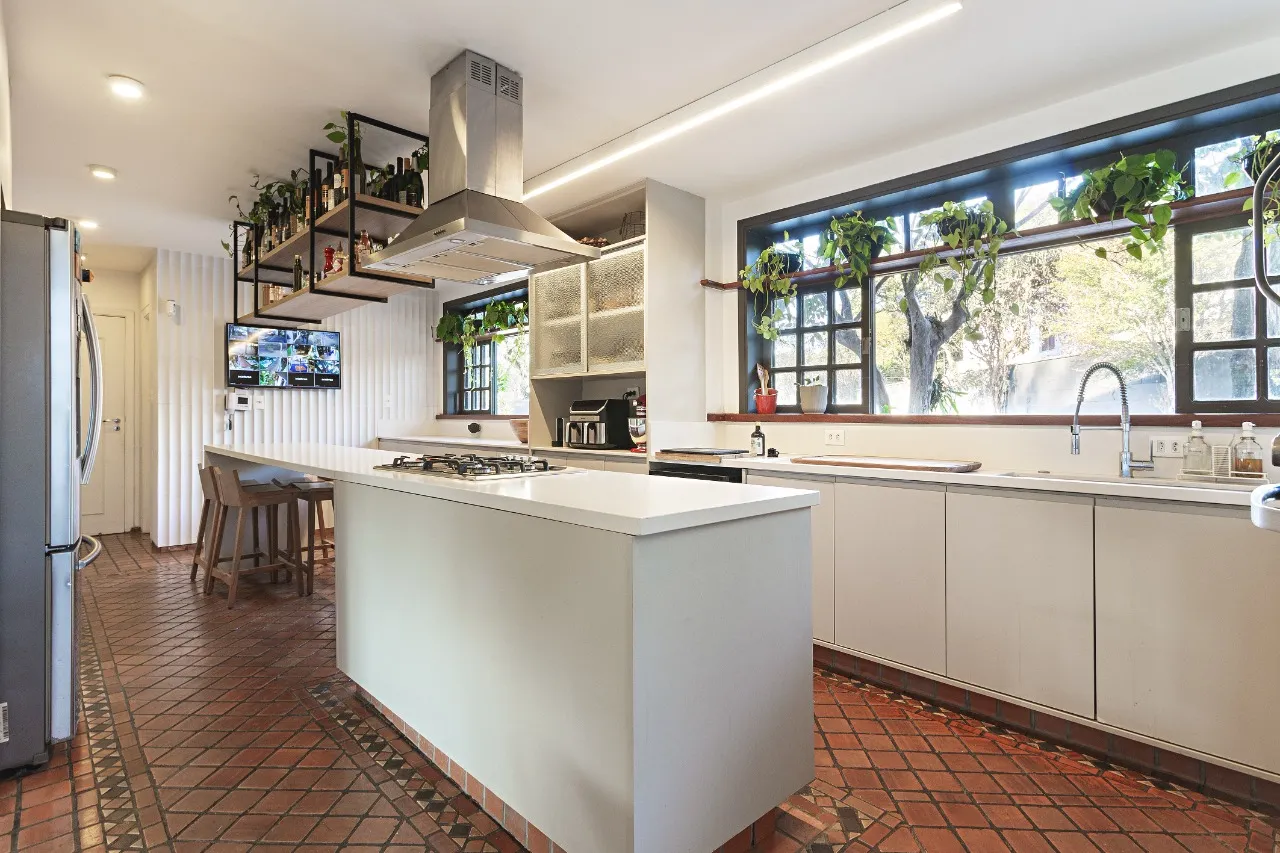 Casa em Alto de Pinheiros perfeita para relaxar e receber amigos, com terreno generoso e muito verde – 18352