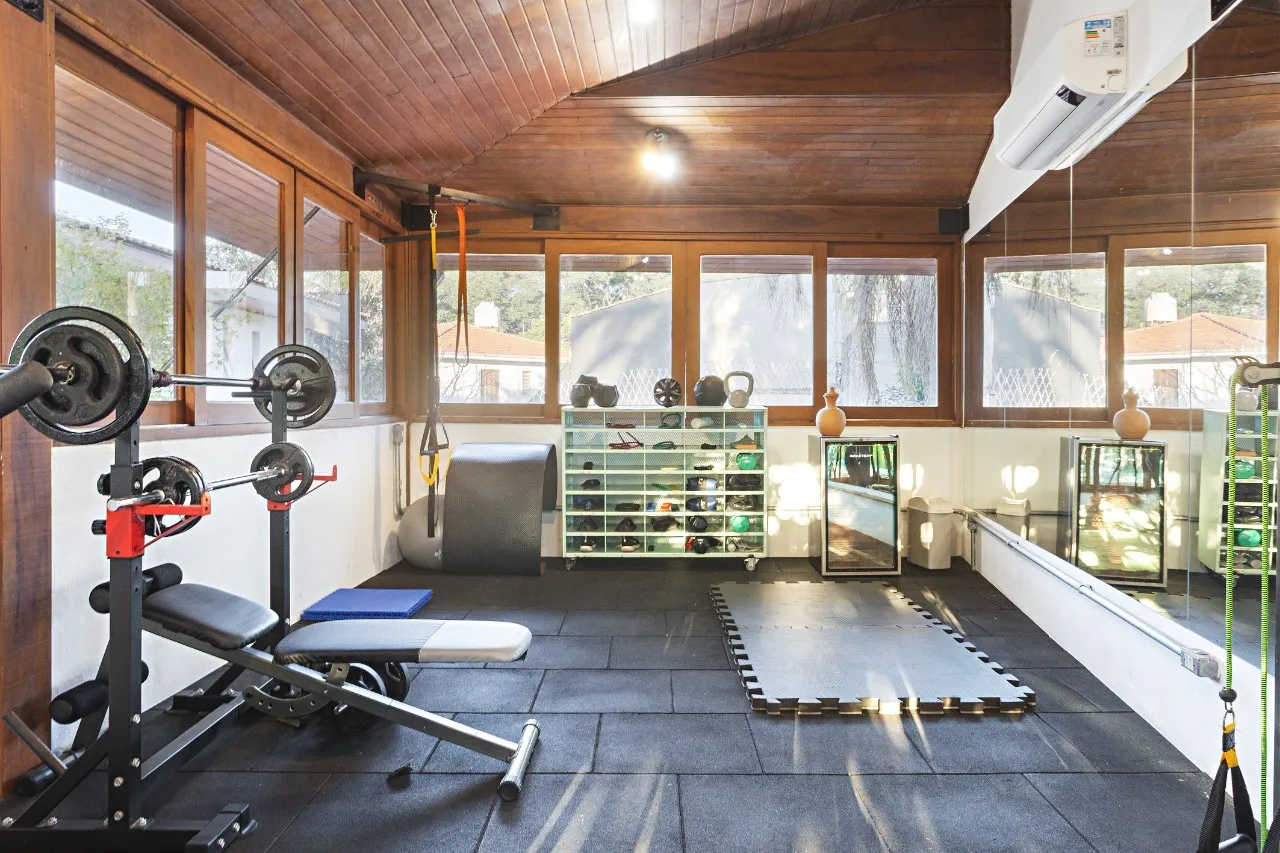 Casa em Alto de Pinheiros perfeita para relaxar e receber amigos, com terreno generoso e muito verde – 18352