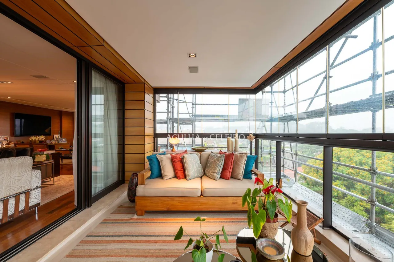 Apartamento com excelentes acabamentos e uma janela com uma vista maravilhosa, em Alto de Pinheiros. – 18518