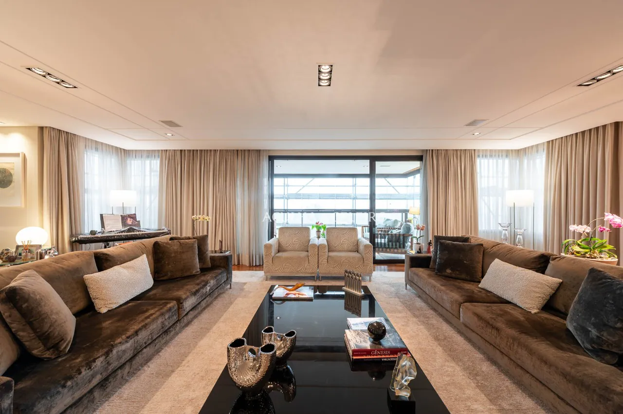 Apartamento com excelentes acabamentos e uma janela com uma vista maravilhosa, em Alto de Pinheiros. – 18518