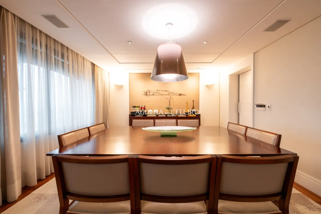 Apartamento com excelentes acabamentos e uma janela com uma vista maravilhosa, em Alto de Pinheiros. – 18518