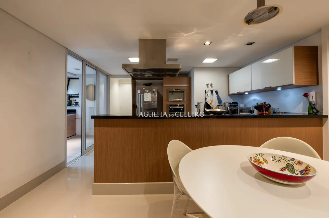 Apartamento com excelentes acabamentos e uma janela com uma vista maravilhosa, em Alto de Pinheiros. – 18518