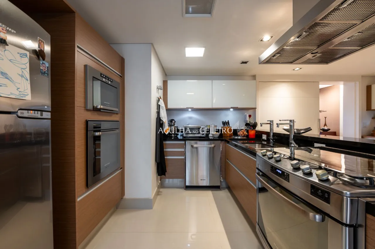 Apartamento com excelentes acabamentos e uma janela com uma vista maravilhosa, em Alto de Pinheiros. – 18518