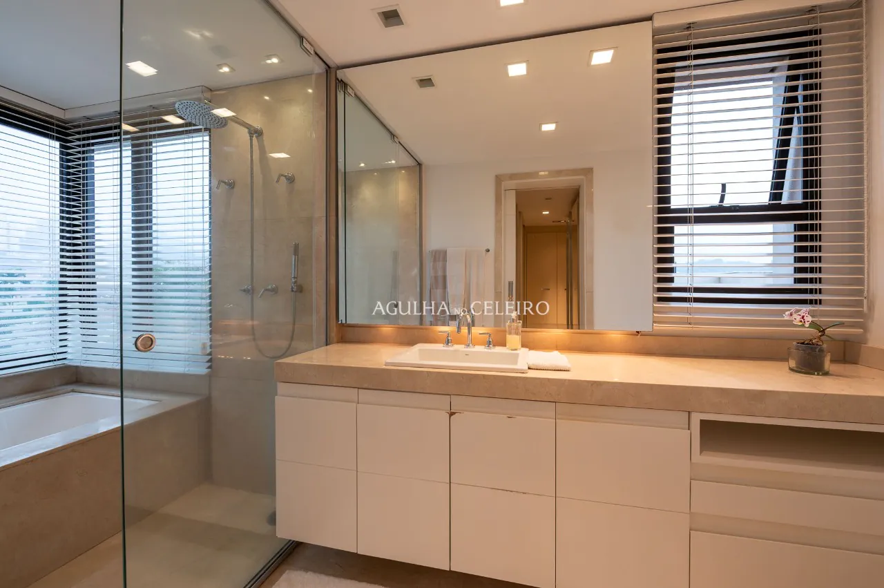 Apartamento com excelentes acabamentos e uma janela com uma vista maravilhosa, em Alto de Pinheiros. – 18518