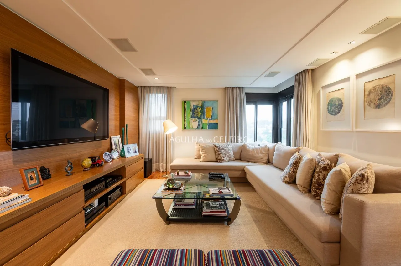 Apartamento com excelentes acabamentos e uma janela com uma vista maravilhosa, em Alto de Pinheiros. – 18518