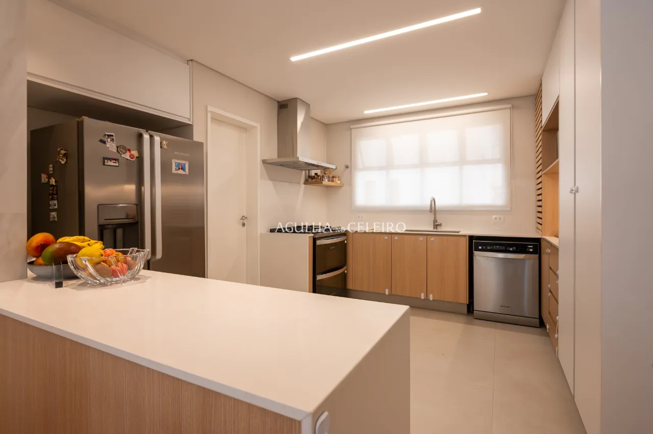 Apartamento recém reformado com planta singular à venda em Moema – 18412