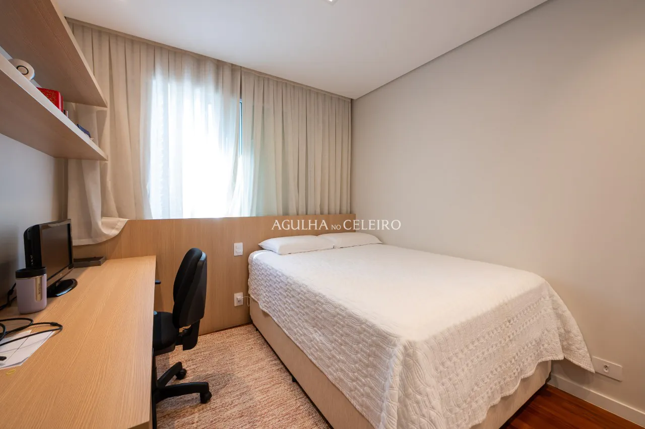 Apartamento recém reformado com planta singular à venda em Moema – 18412