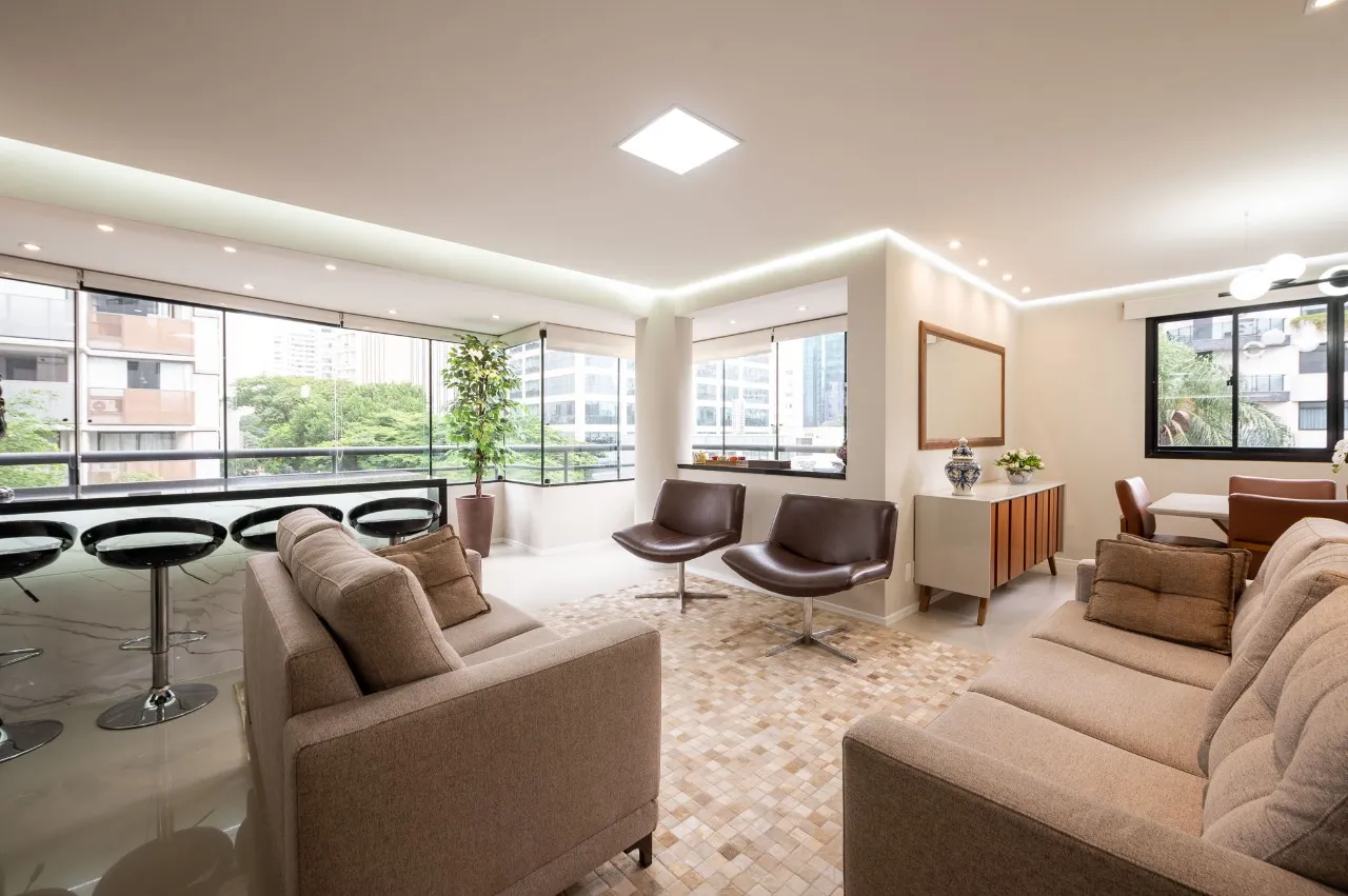 Apartamento reformado e fora de rota. – 18492