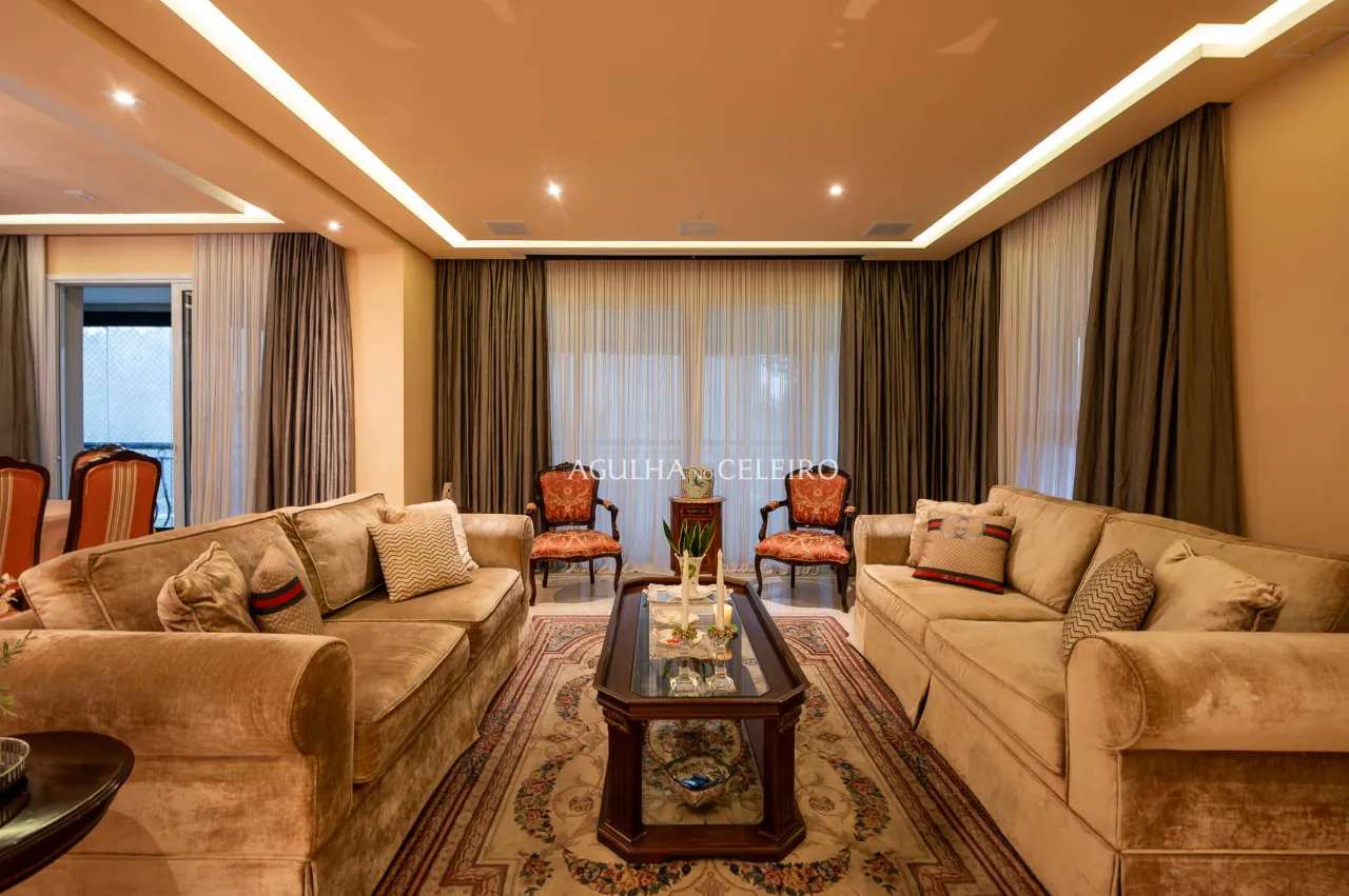 Um clássico de sofisticação com uma vista deslumbrante para a copa das árvores. – 18593