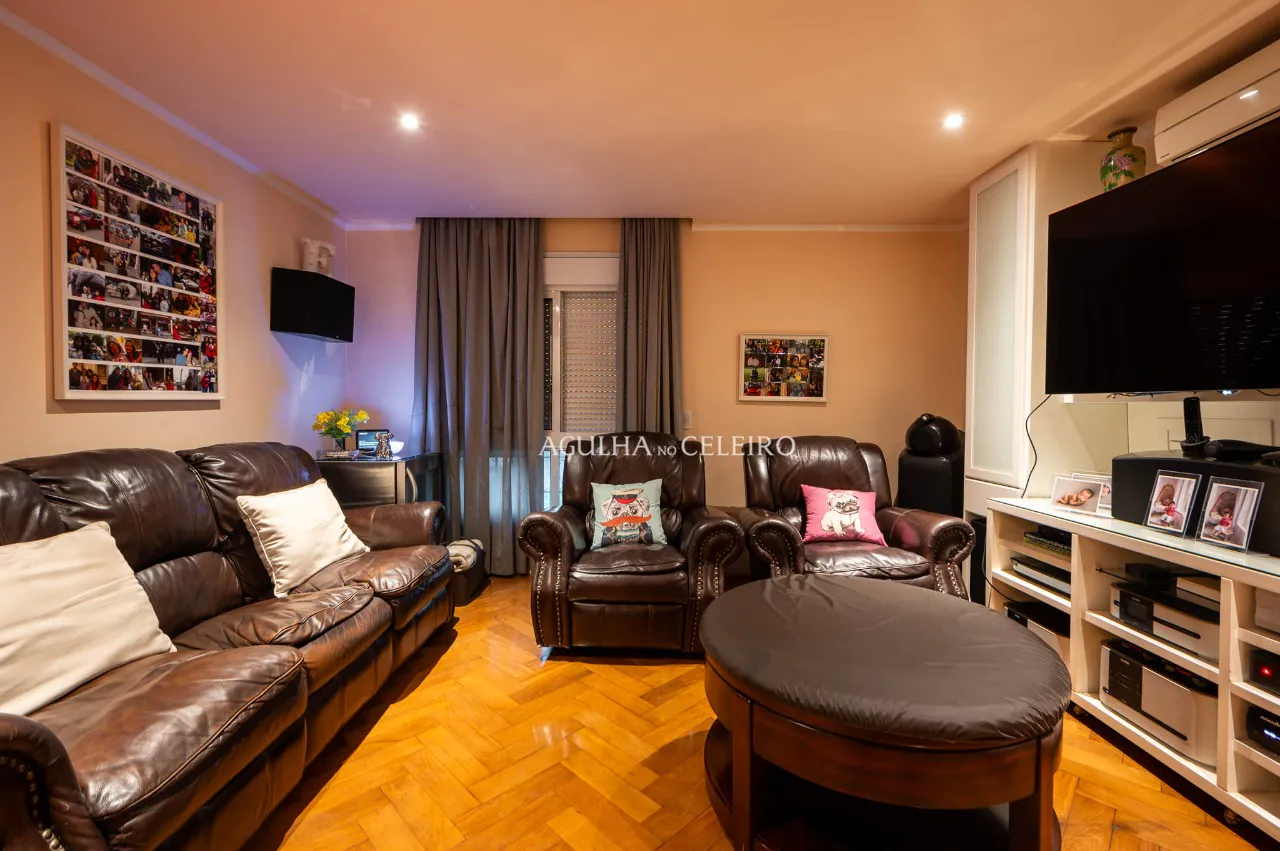 Um clássico de sofisticação com uma vista deslumbrante para a copa das árvores. – 18593