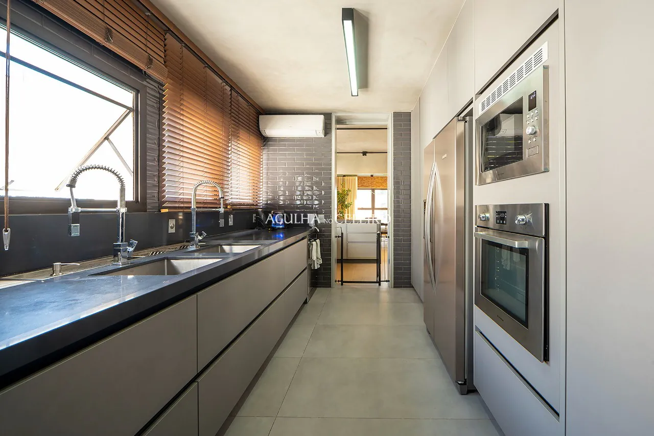 Apartamento espetacular à venda na Vila Nova Conceição, com reforma moderna e sofisticada. – 13664