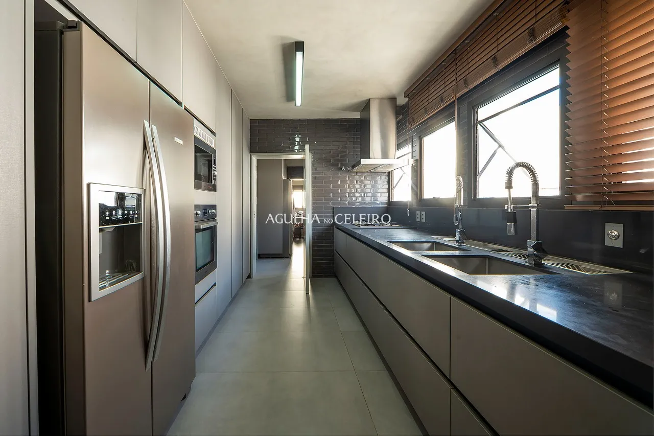 Apartamento espetacular à venda na Vila Nova Conceição, com reforma moderna e sofisticada. – 13664