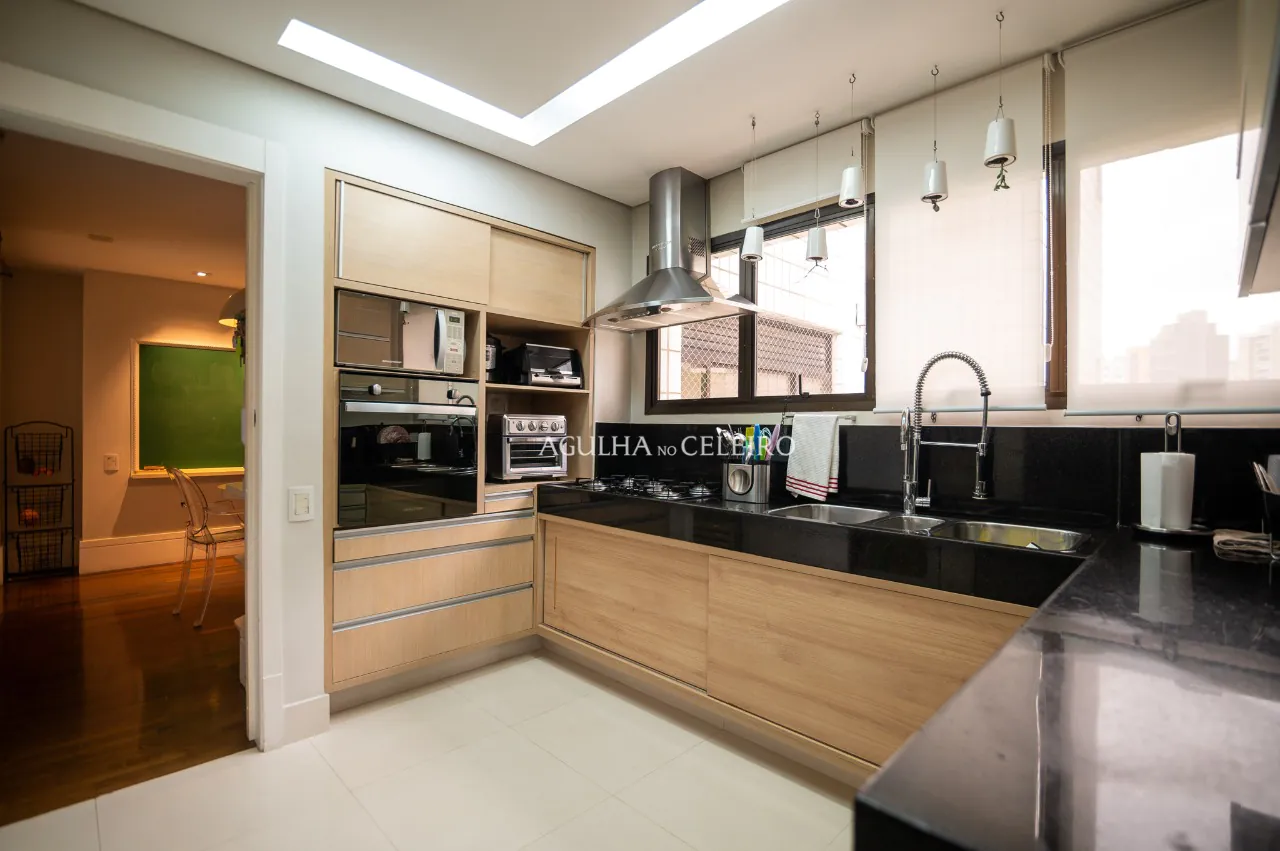 Apartamento reformado localizado no miolo de Moema Pássaros – 17943