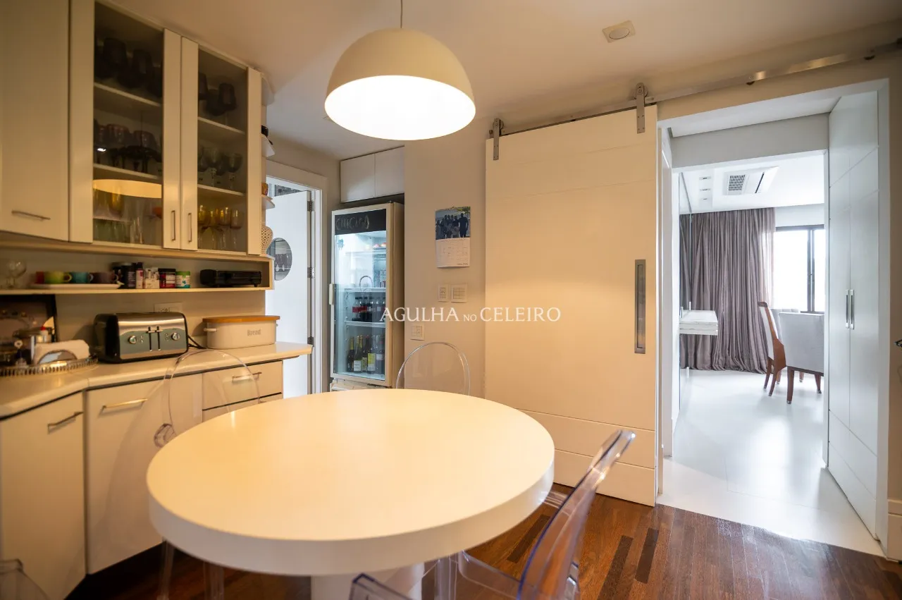 Apartamento reformado localizado no miolo de Moema Pássaros – 17943