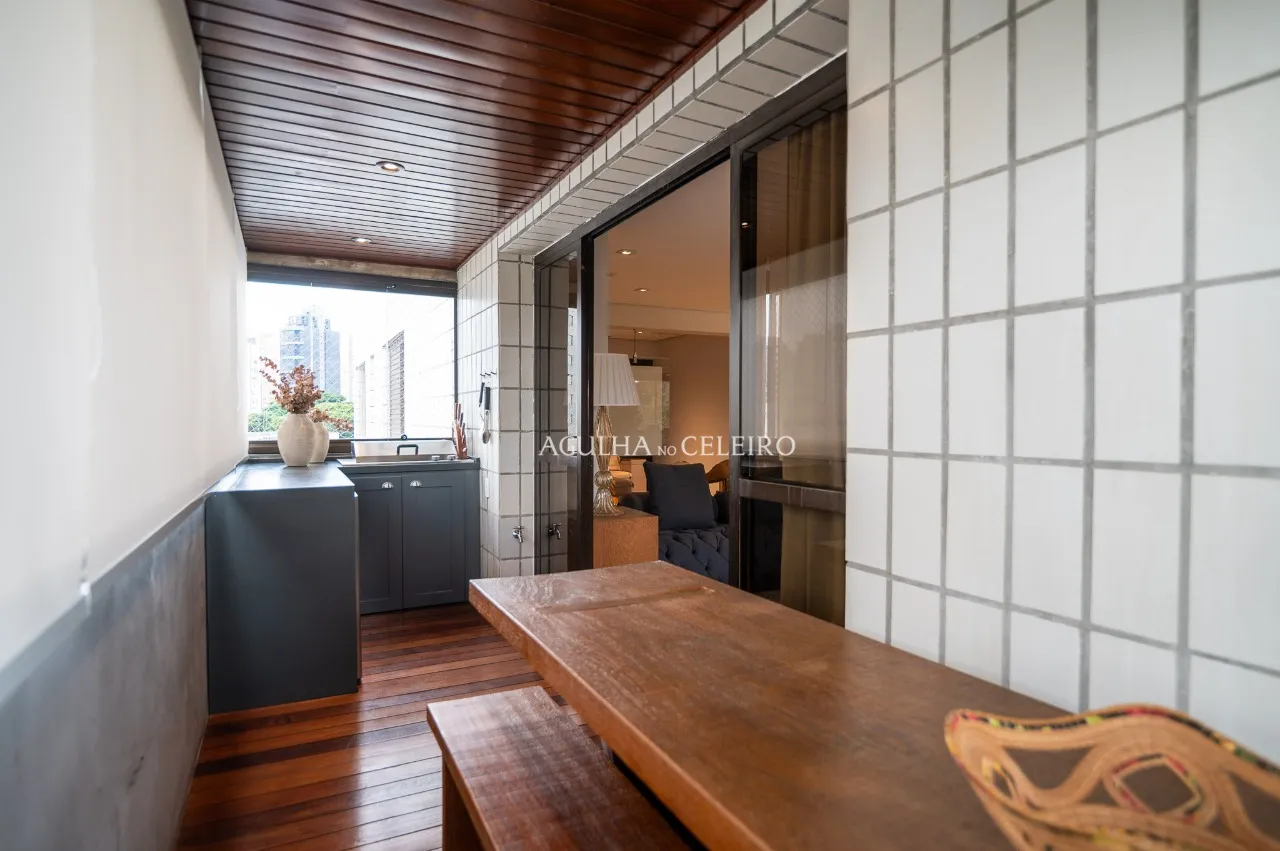 Apartamento reformado localizado no miolo de Moema Pássaros – 17943