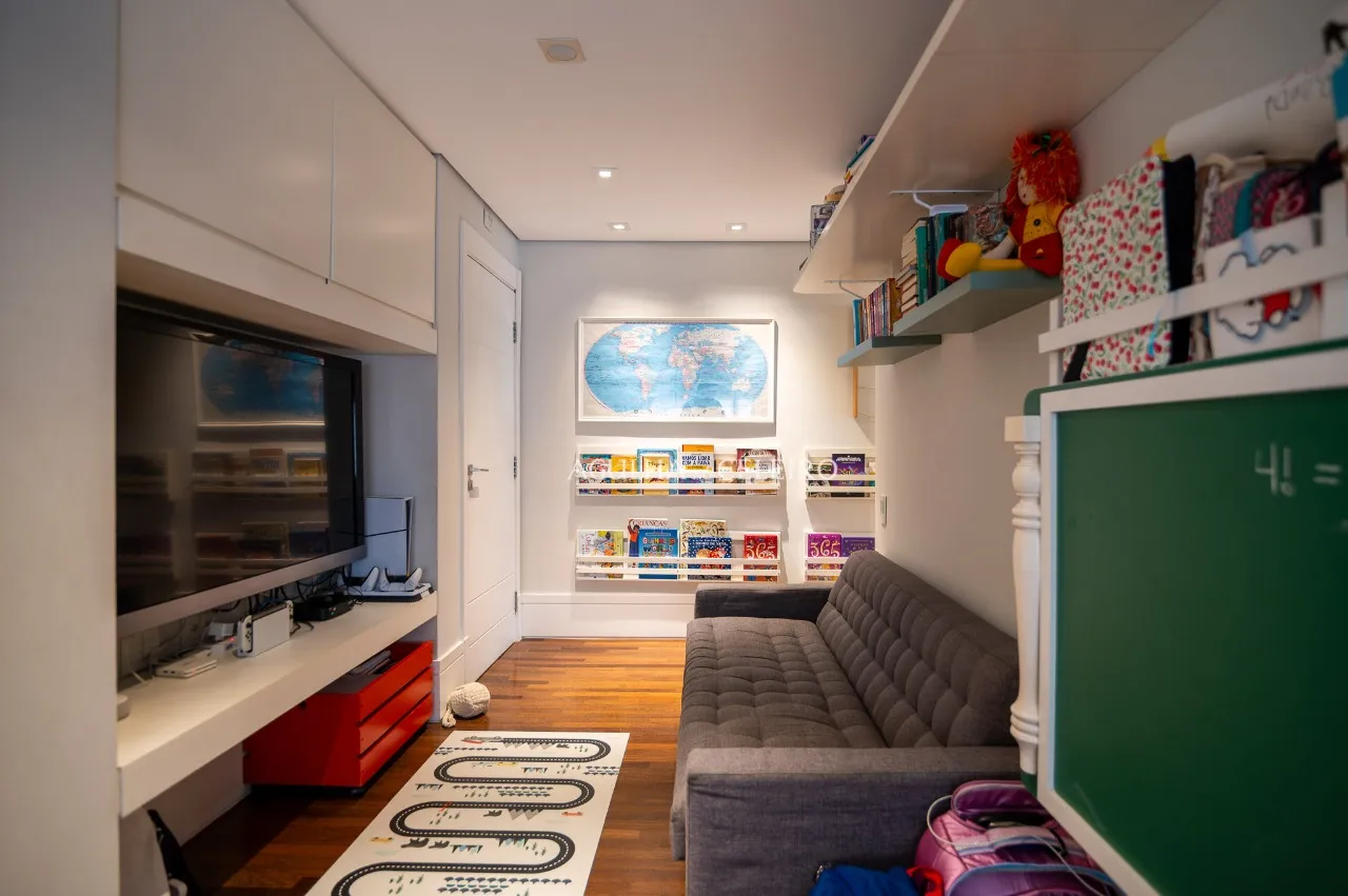 Apartamento reformado localizado no miolo de Moema Pássaros – 17943