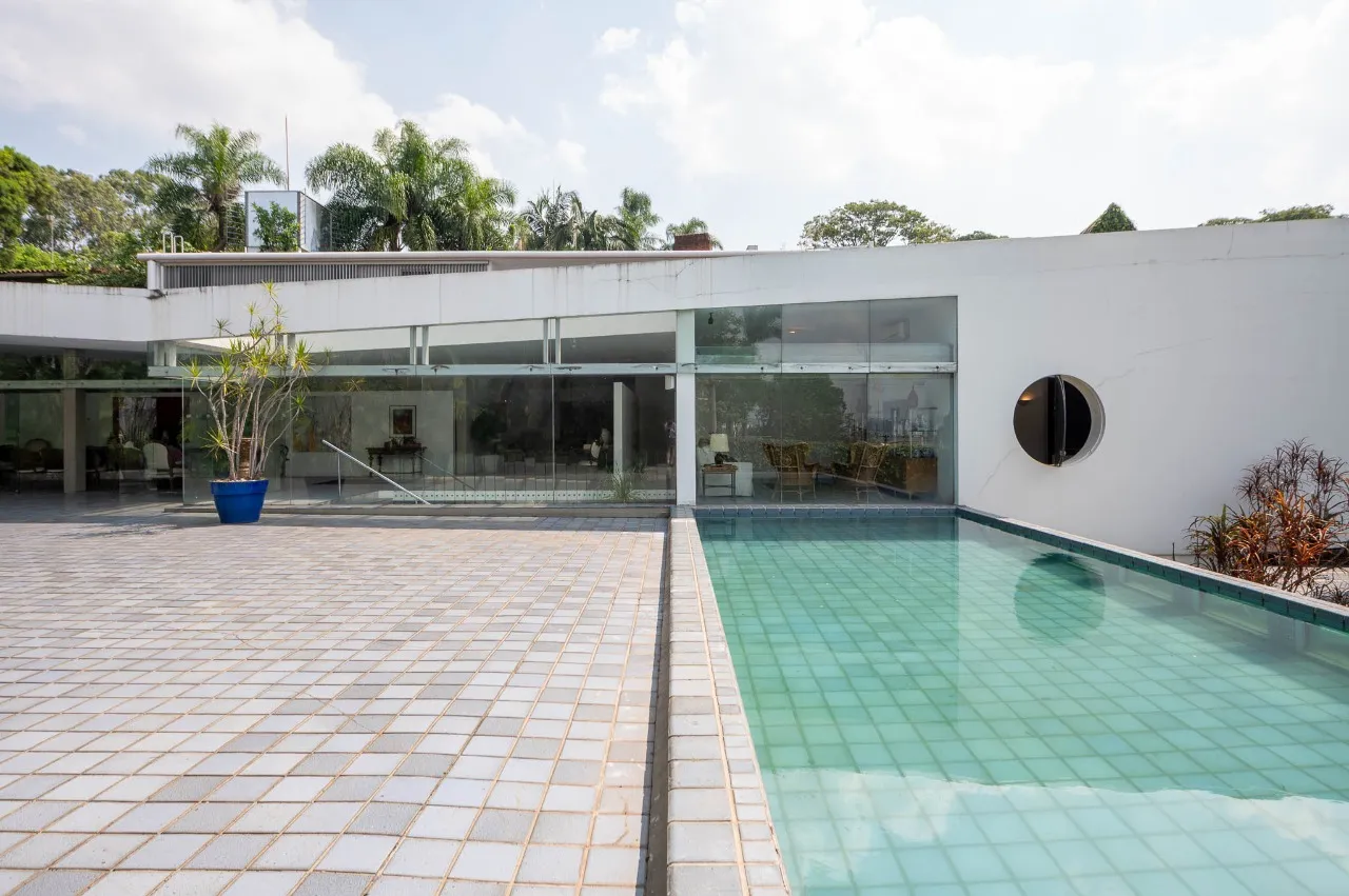 Casa espetacular e atemporal, com projeto dos anos 90 do visionário arquiteto Sergio Bernardes – 18639