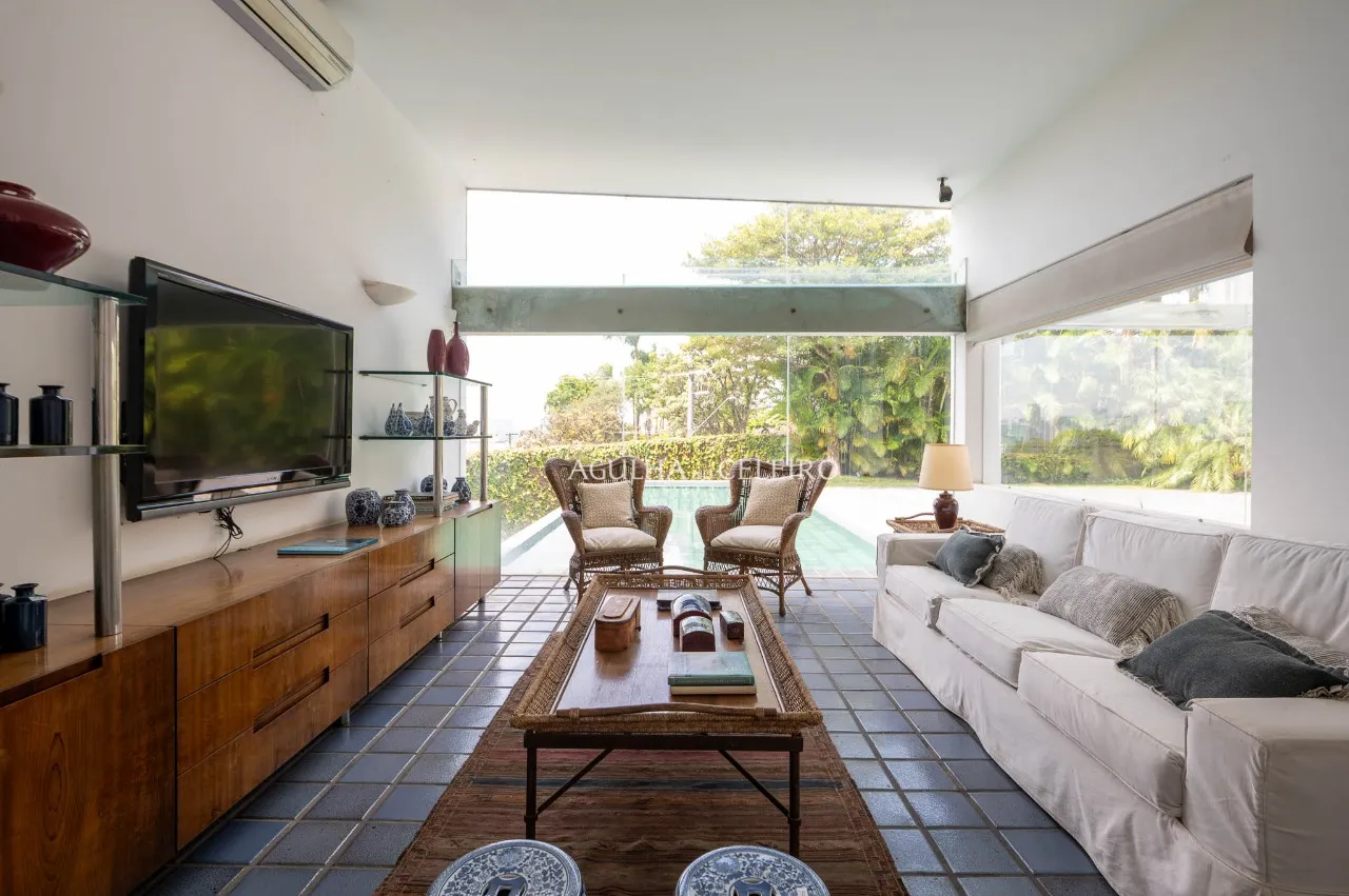 Casa espetacular e atemporal, com projeto dos anos 90 do visionário arquiteto Sergio Bernardes – 18639