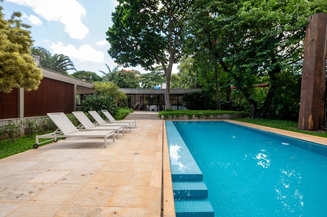 Casa incrível, com um projeto brutalista e um jardim deslumbrante, assinado por ninguém menos que o genial Burle Marx, em Alto de Pinheiros. – 18691