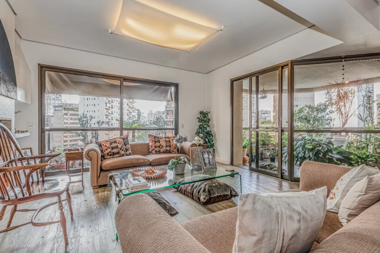 O clima de Urban Jungle se faz dentro e fora deste delicioso apartamento duplex no Jardim Europa. – 18948