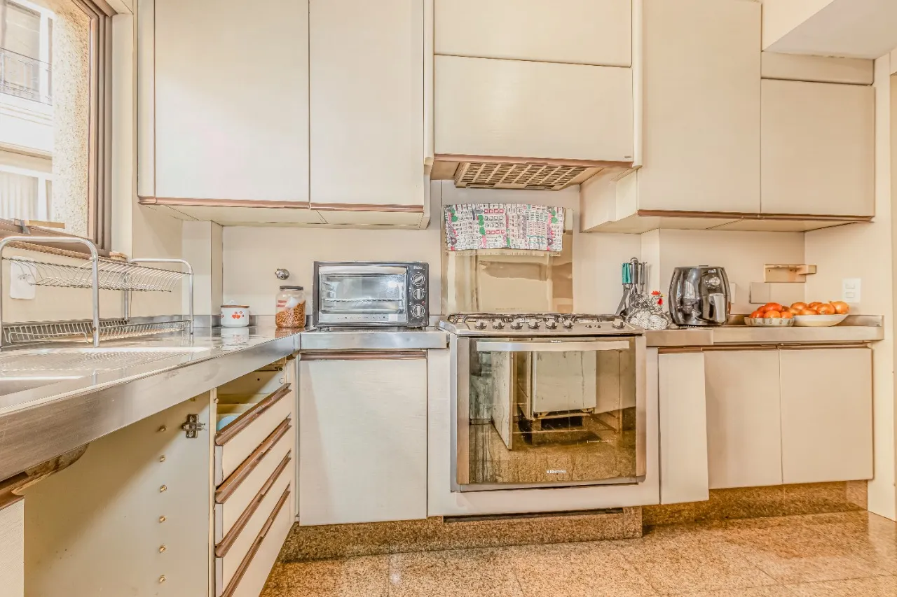 O clima de Urban Jungle se faz dentro e fora deste delicioso apartamento duplex no Jardim Europa. – 18948