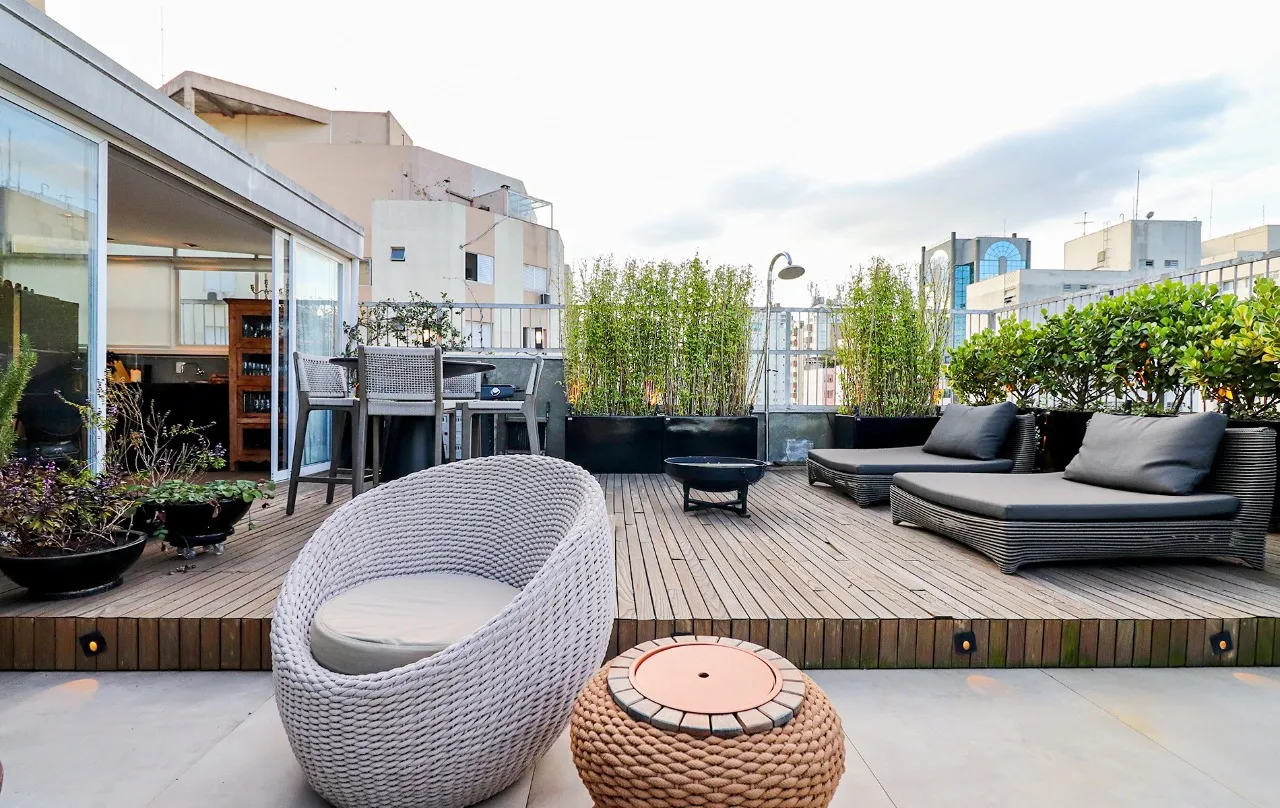 Cobertura charmosa, com área externa de tirar o fôlego e ambientes integrados, em Pinheiros. – CO0372