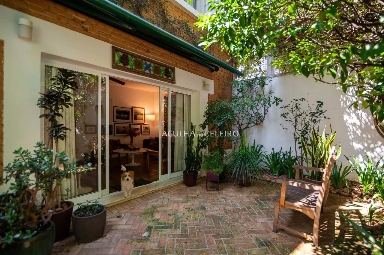 Casa alegre e ensolarada no Jardim Paulistano. – 15751