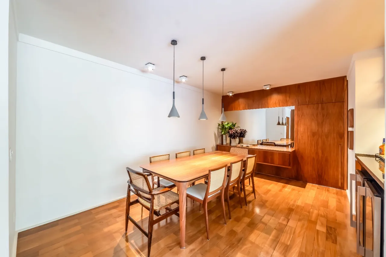 Apartamento com reforma irretocável e bem iluminado, em prédio com lazer no Jardim Paulista. – 19181