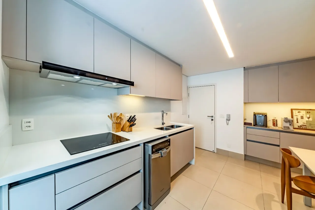 Apartamento com reforma irretocável e bem iluminado, em prédio com lazer no Jardim Paulista. – 19181