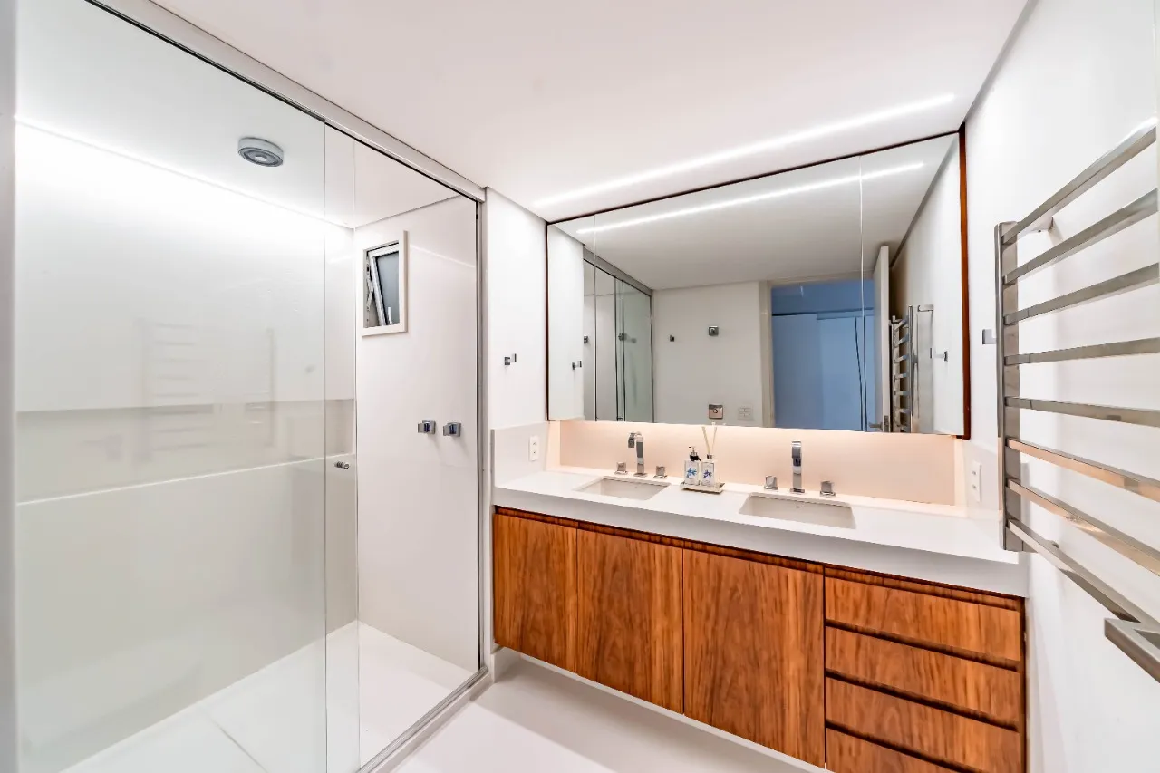 Apartamento com reforma irretocável e bem iluminado, em prédio com lazer no Jardim Paulista. – 19181