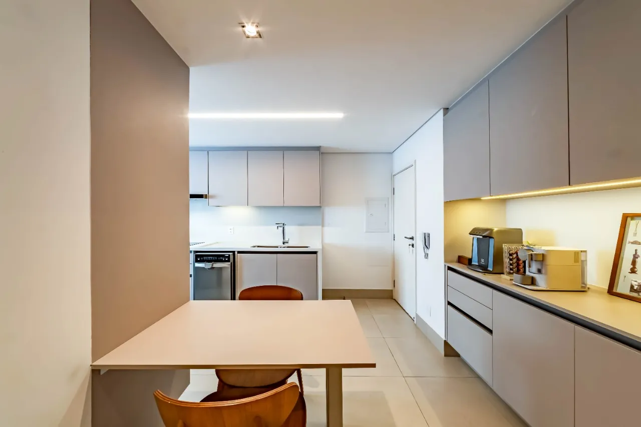 Apartamento com reforma irretocável e bem iluminado, em prédio com lazer no Jardim Paulista. – 19181