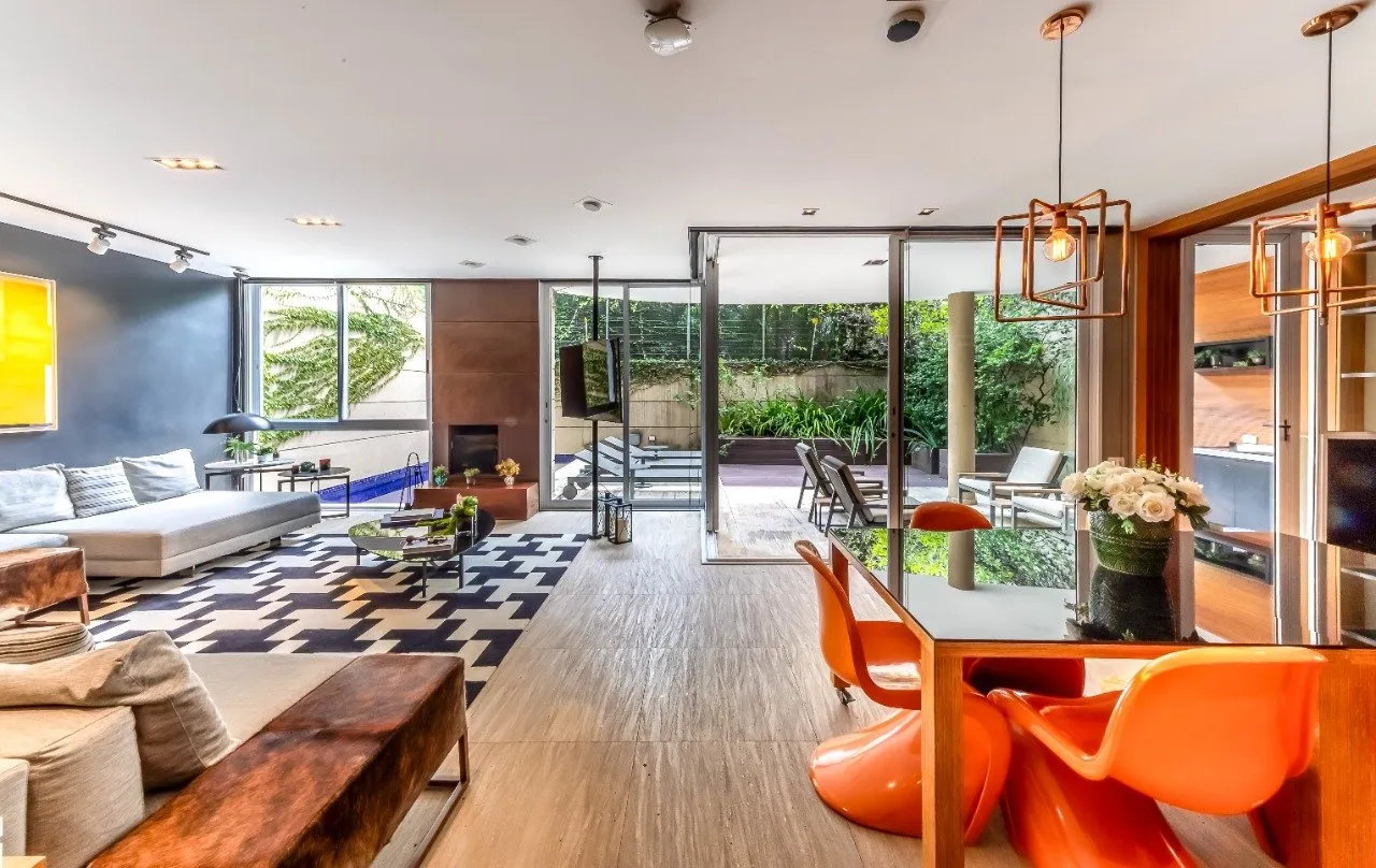 Casa com projeto amplo e iluminado, para viver com segurança, em um condomínio no Alto de Pinheiros. – 19287