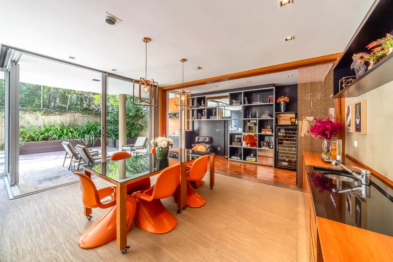 Casa com projeto amplo e iluminado, para viver com segurança, em um condomínio no Alto de Pinheiros. – 19287