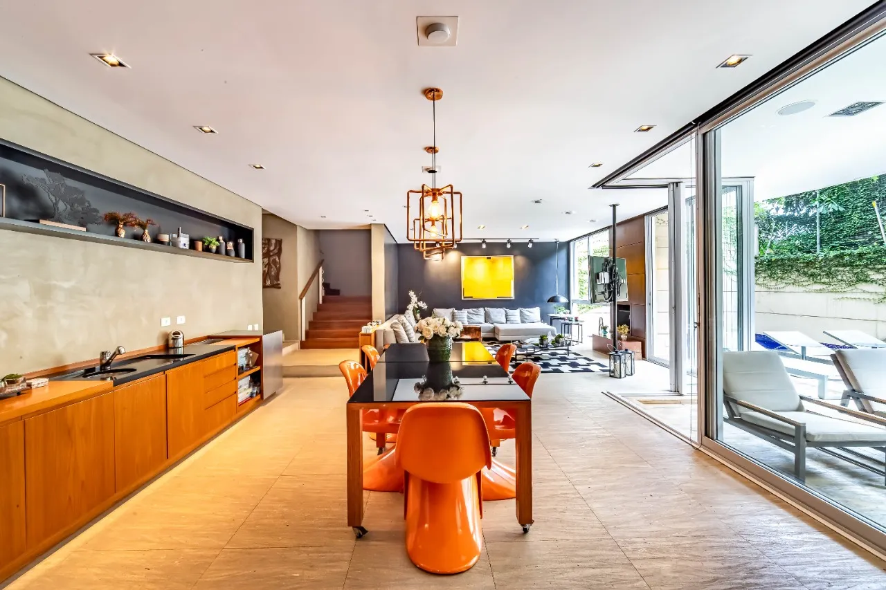 Casa com projeto amplo e iluminado, para viver com segurança, em um condomínio no Alto de Pinheiros. – 19287