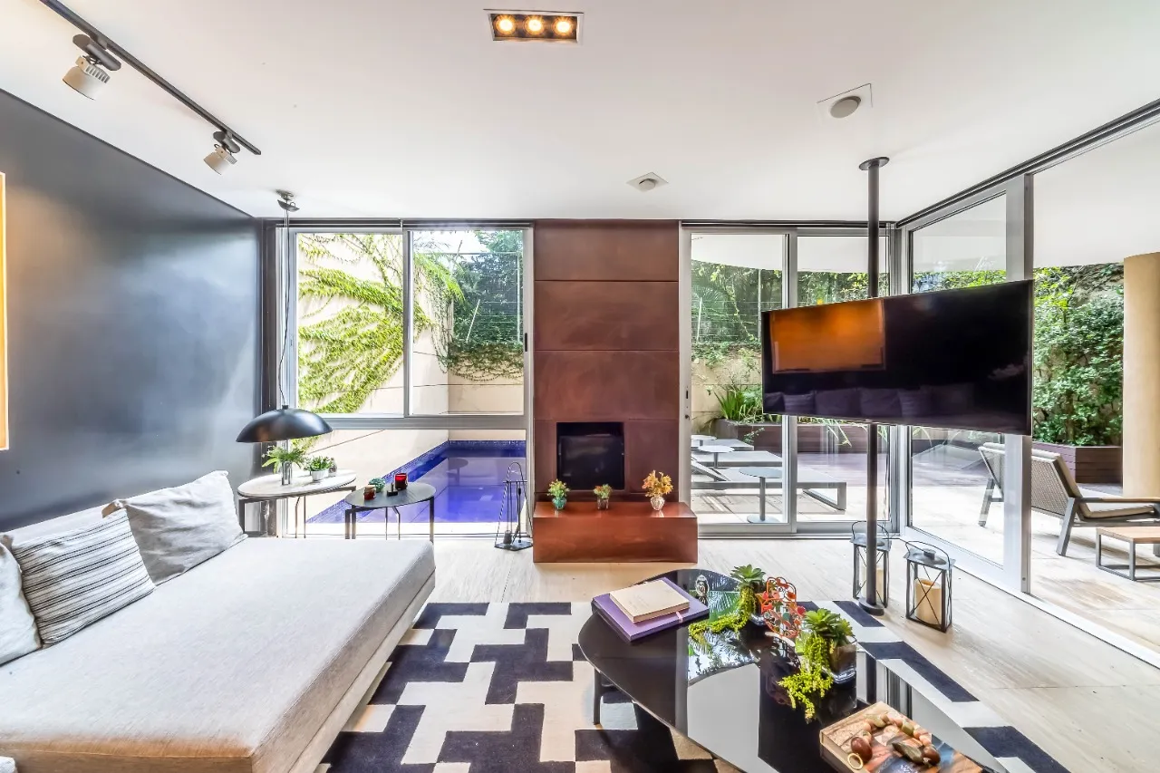 Casa com projeto amplo e iluminado, para viver com segurança, em um condomínio no Alto de Pinheiros. – 19287