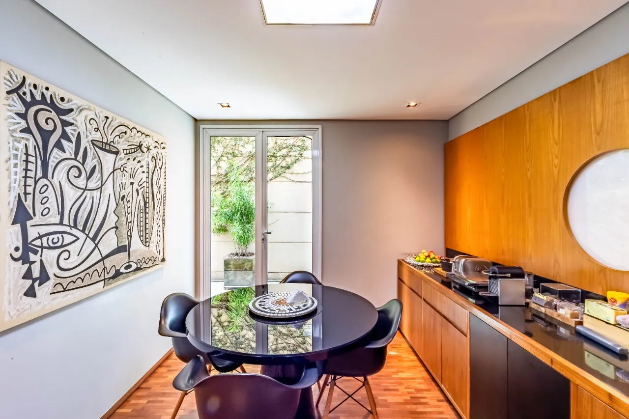 Casa com projeto amplo e iluminado, para viver com segurança, em um condomínio no Alto de Pinheiros. – 19287