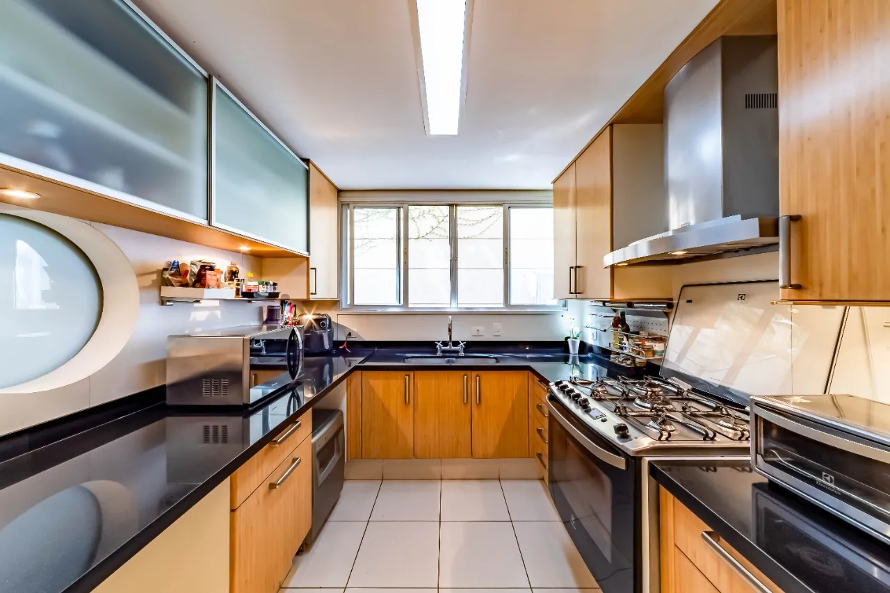 Casa com projeto amplo e iluminado, para viver com segurança, em um condomínio no Alto de Pinheiros. – 19287