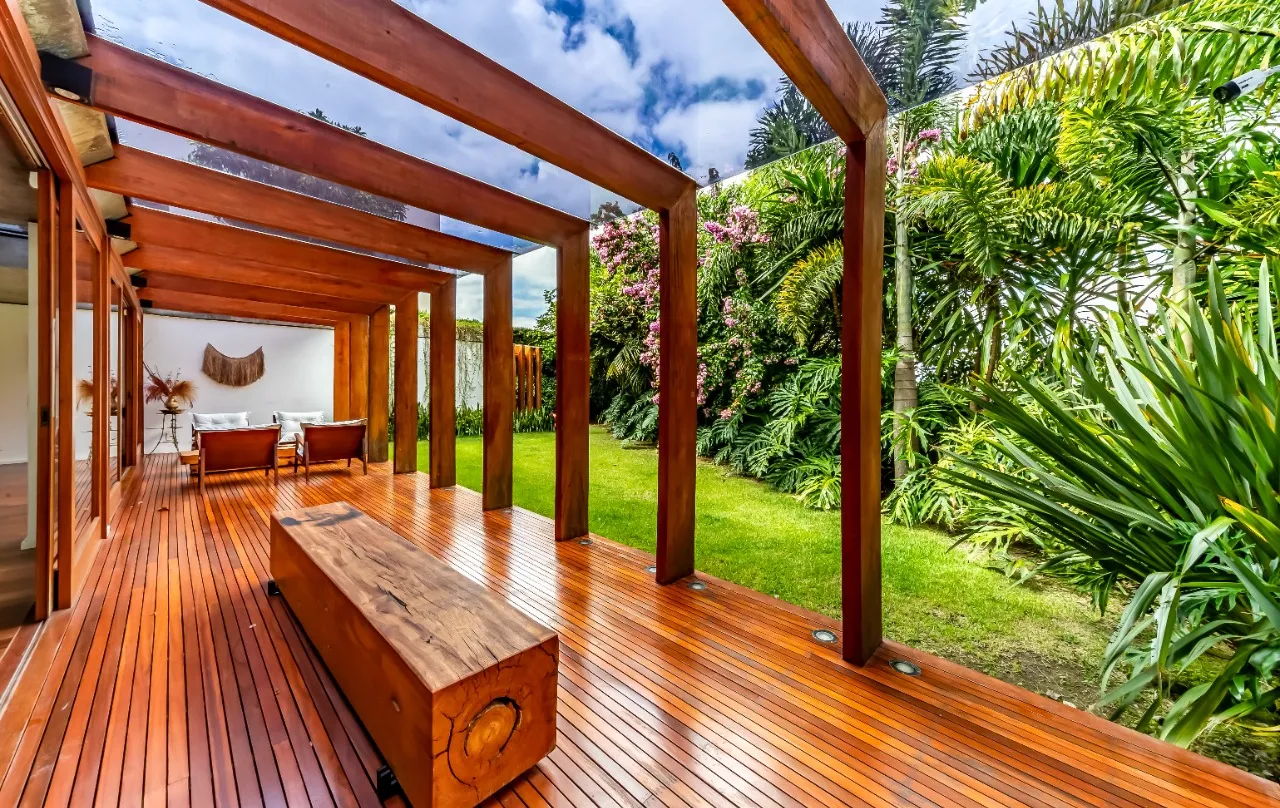 Casa com projeto cheio de bossa, acabamentos naturais e um paisagismo tropical, em Alto de Pinheiros – 19289