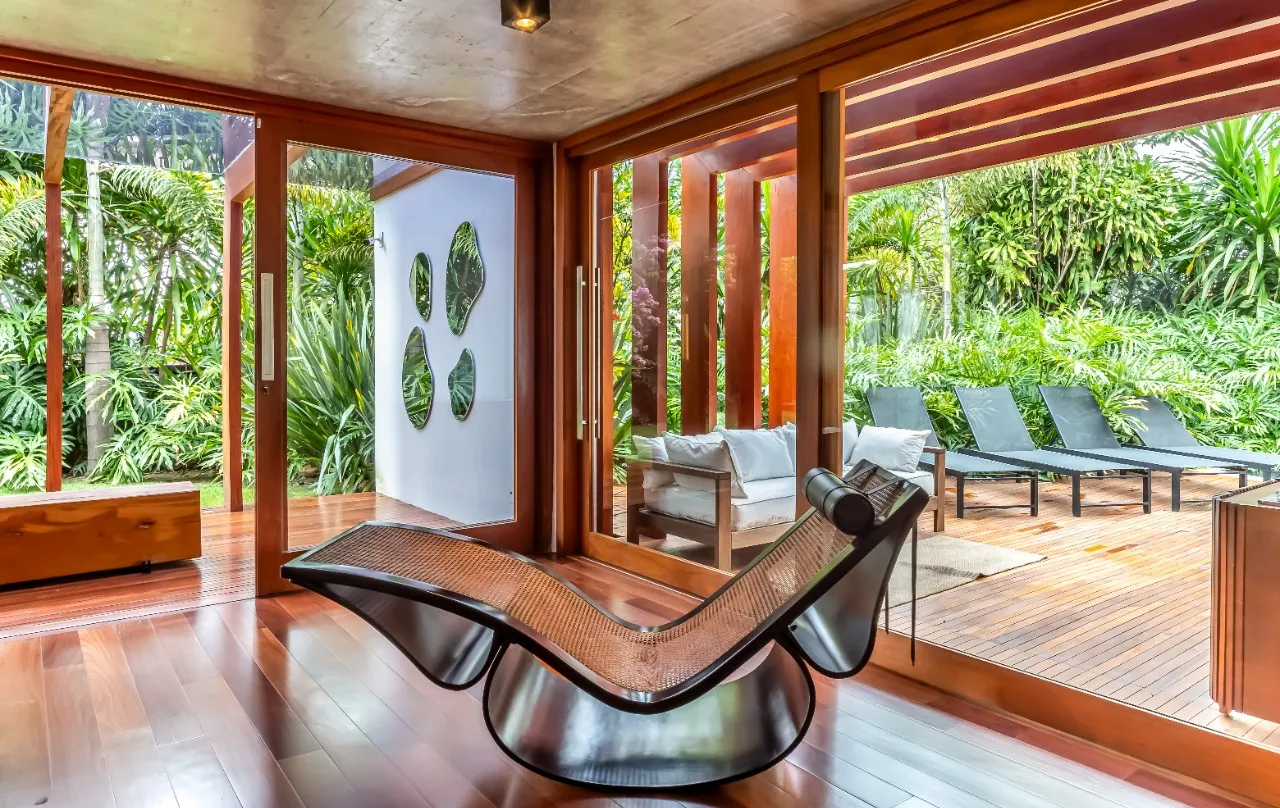 Casa com projeto cheio de bossa, acabamentos naturais e um paisagismo tropical, em Alto de Pinheiros – 19289