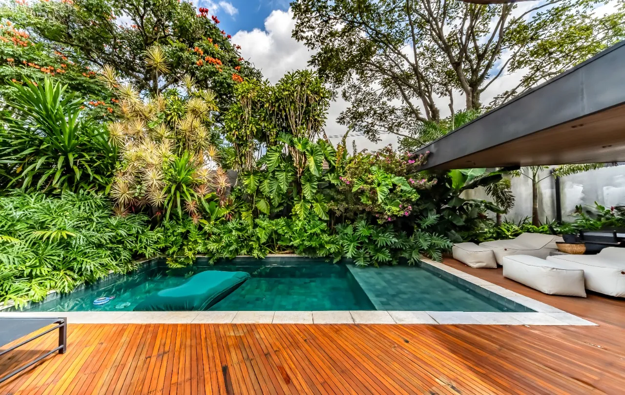 Casa com projeto cheio de bossa, acabamentos naturais e um paisagismo tropical, em Alto de Pinheiros – 19289