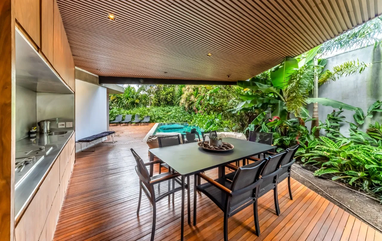 Casa com projeto cheio de bossa, acabamentos naturais e um paisagismo tropical, em Alto de Pinheiros – 19289