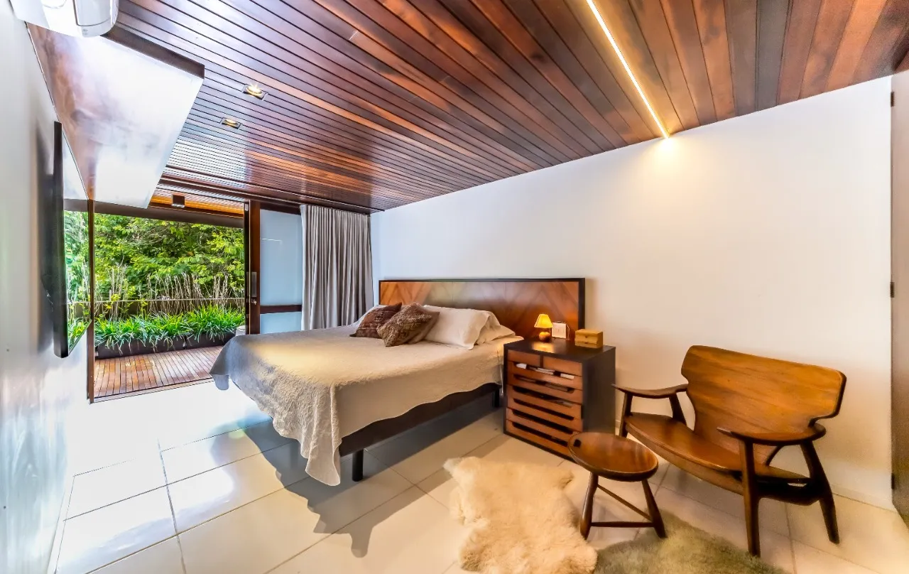 Casa com projeto cheio de bossa, acabamentos naturais e um paisagismo tropical, em Alto de Pinheiros – 19289