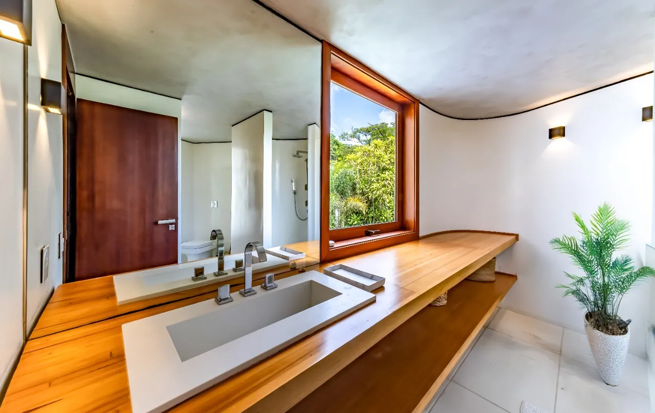 Casa com projeto cheio de bossa, acabamentos naturais e um paisagismo tropical, em Alto de Pinheiros – 19289