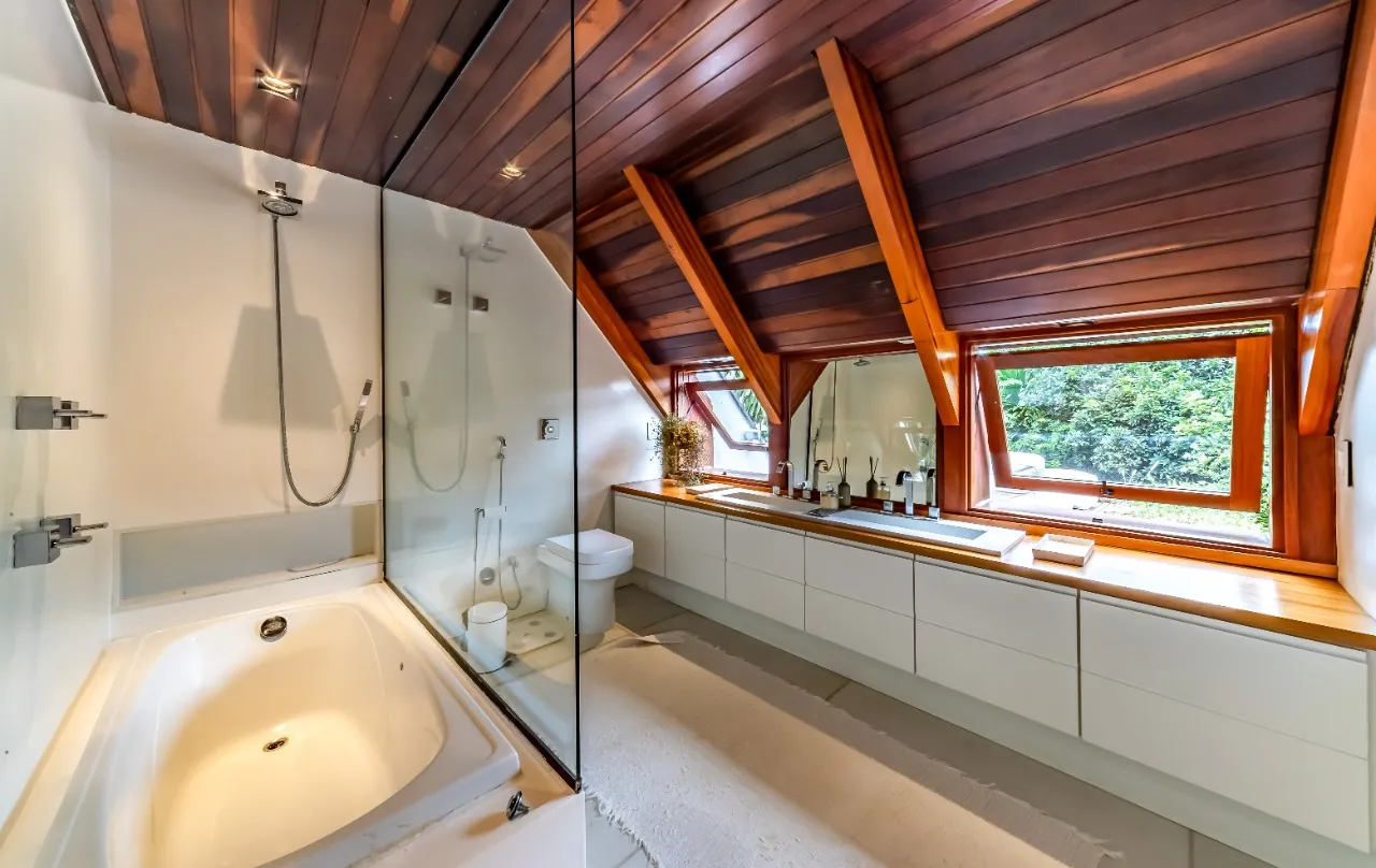 Casa com projeto cheio de bossa, acabamentos naturais e um paisagismo tropical, em Alto de Pinheiros – 19289