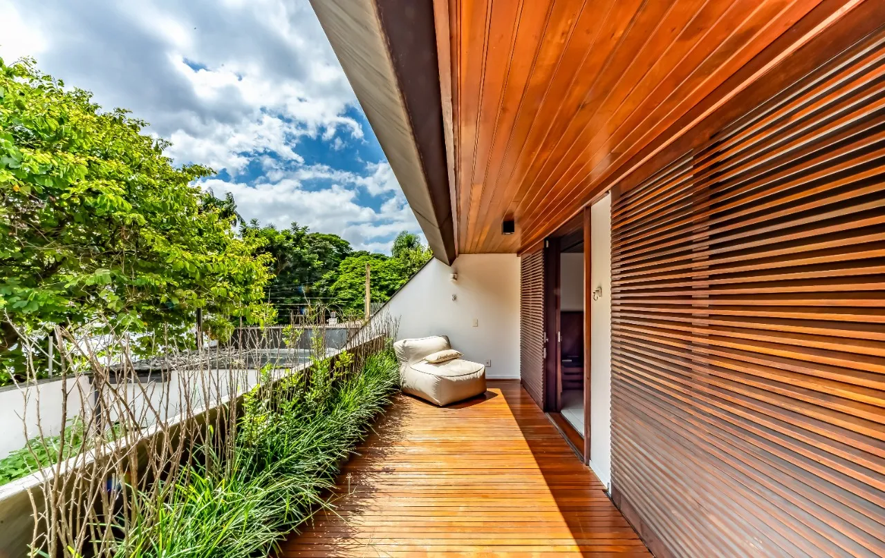 Casa com projeto cheio de bossa, acabamentos naturais e um paisagismo tropical, em Alto de Pinheiros – 19289